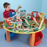 Set trenulete City Explorer KidKraft cu masuta de joaca din lemn Set trenulete City Explorer KidKraft cu masuta de joaca din lemn